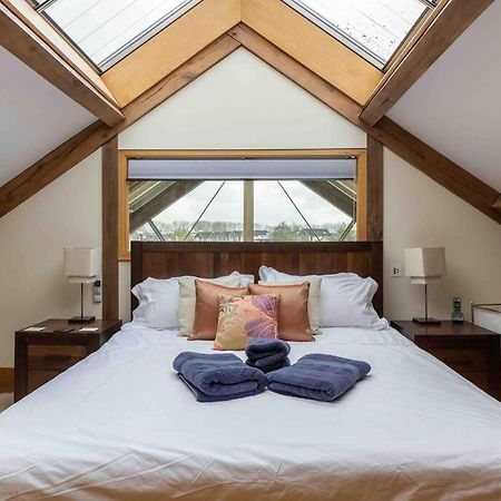 Otters Holt Villa Somerford Keynes Bagian luar foto