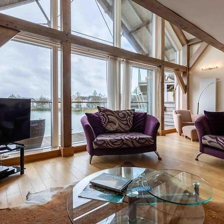 Otters Holt Villa Somerford Keynes Bagian luar foto