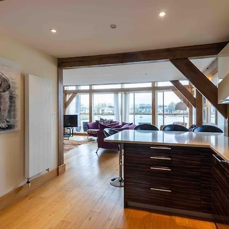 Otters Holt Villa Somerford Keynes Bagian luar foto