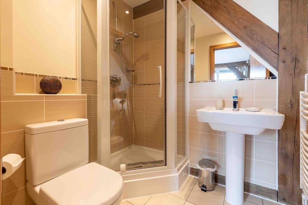 Otters Holt Villa Somerford Keynes Bagian luar foto
