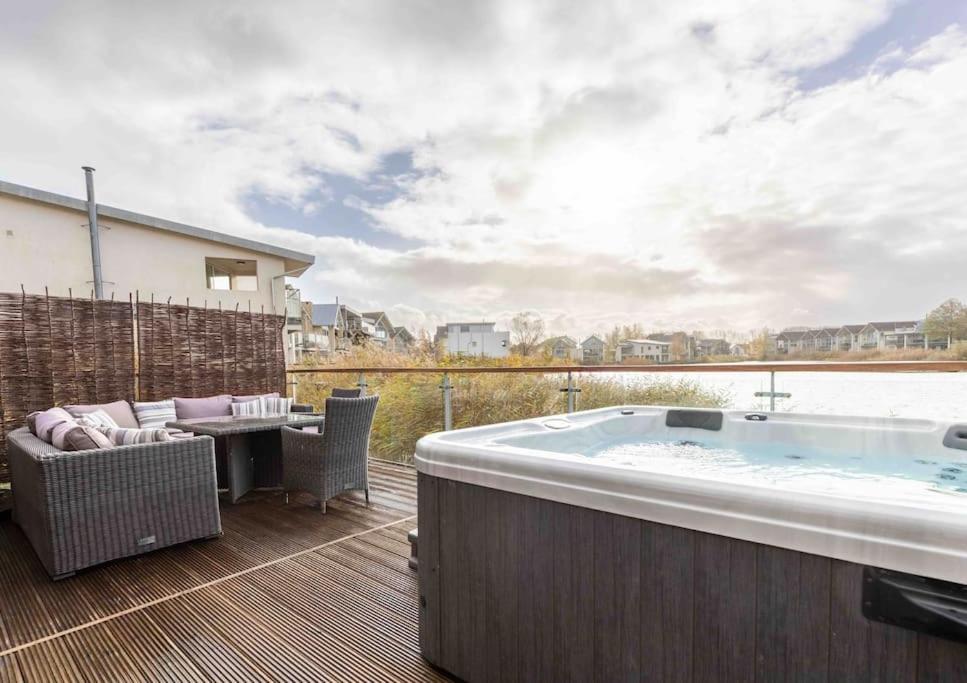 Otters Holt Villa Somerford Keynes Bagian luar foto