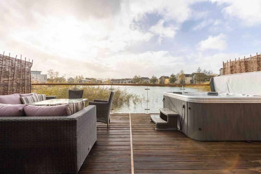 Otters Holt Villa Somerford Keynes Bagian luar foto