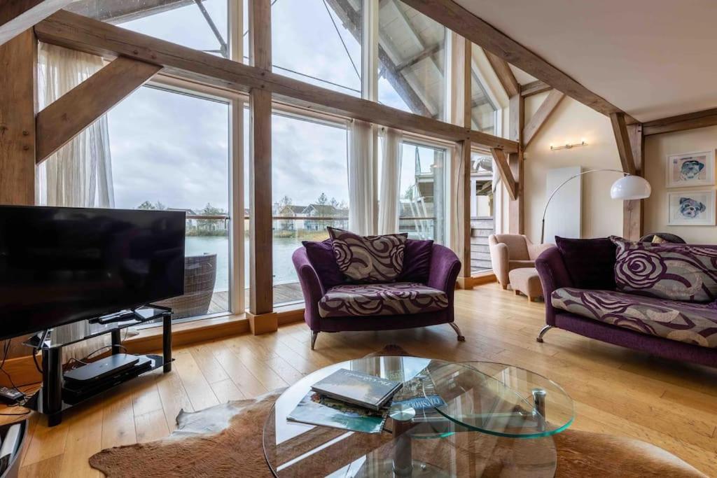 Otters Holt Villa Somerford Keynes Bagian luar foto