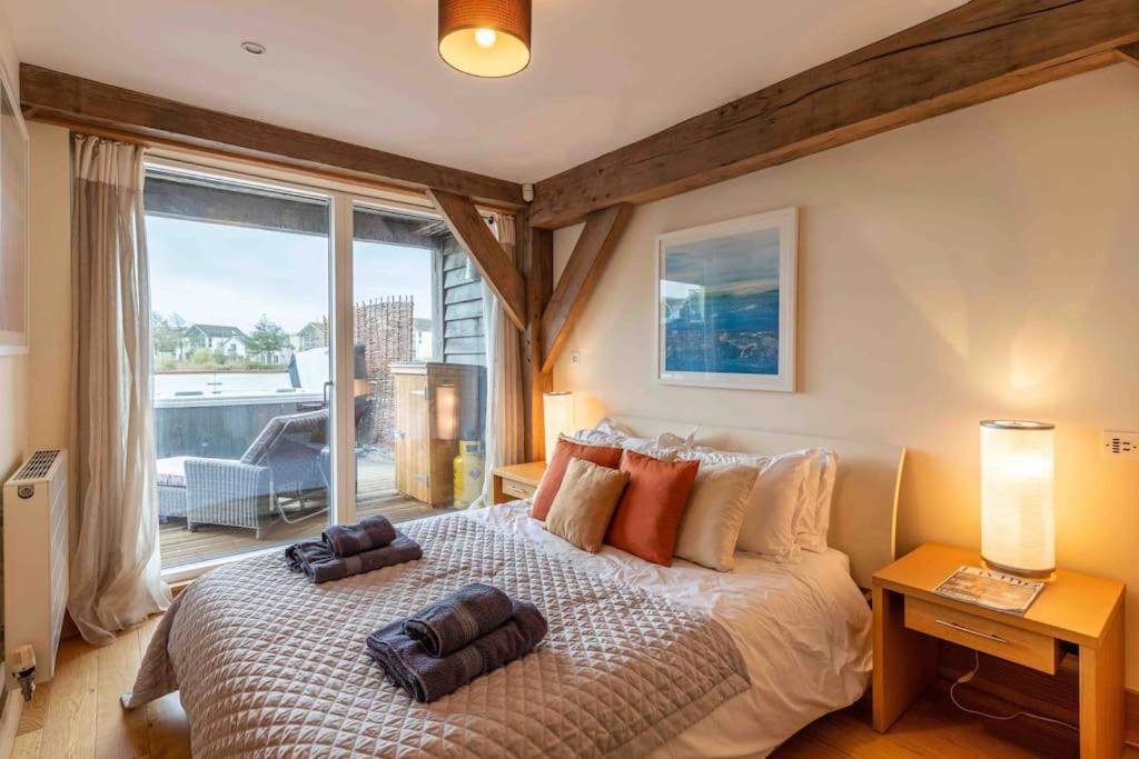 Otters Holt Villa Somerford Keynes Bagian luar foto