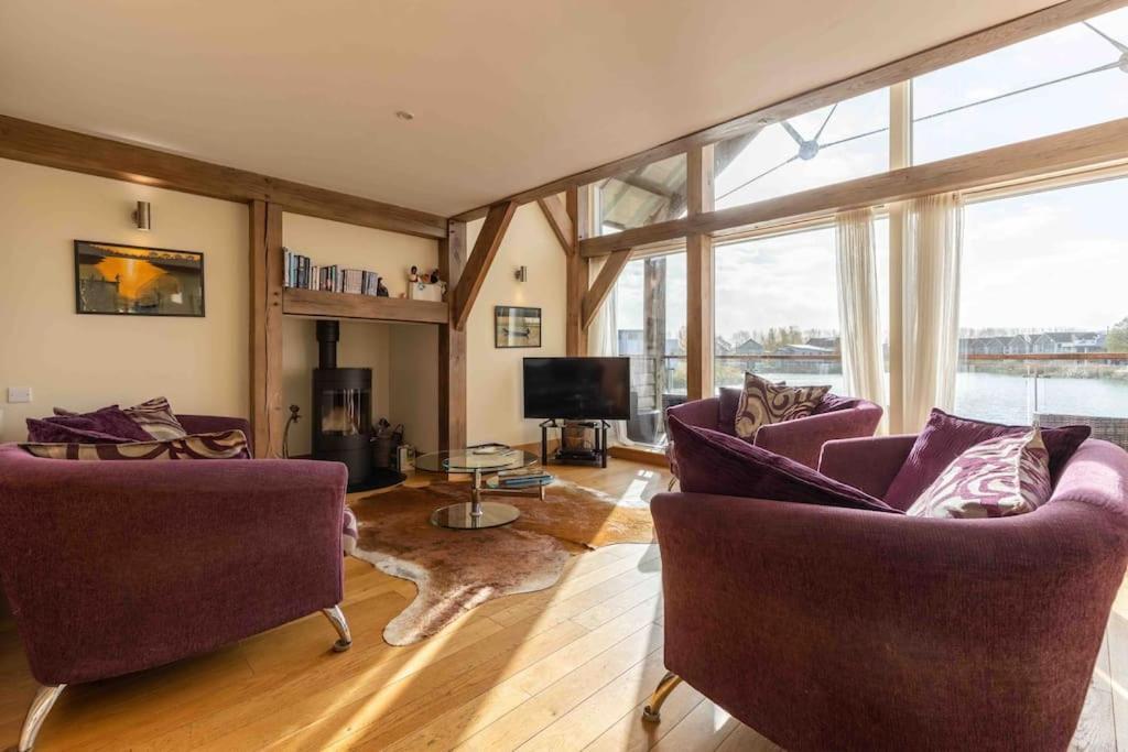 Otters Holt Villa Somerford Keynes Bagian luar foto