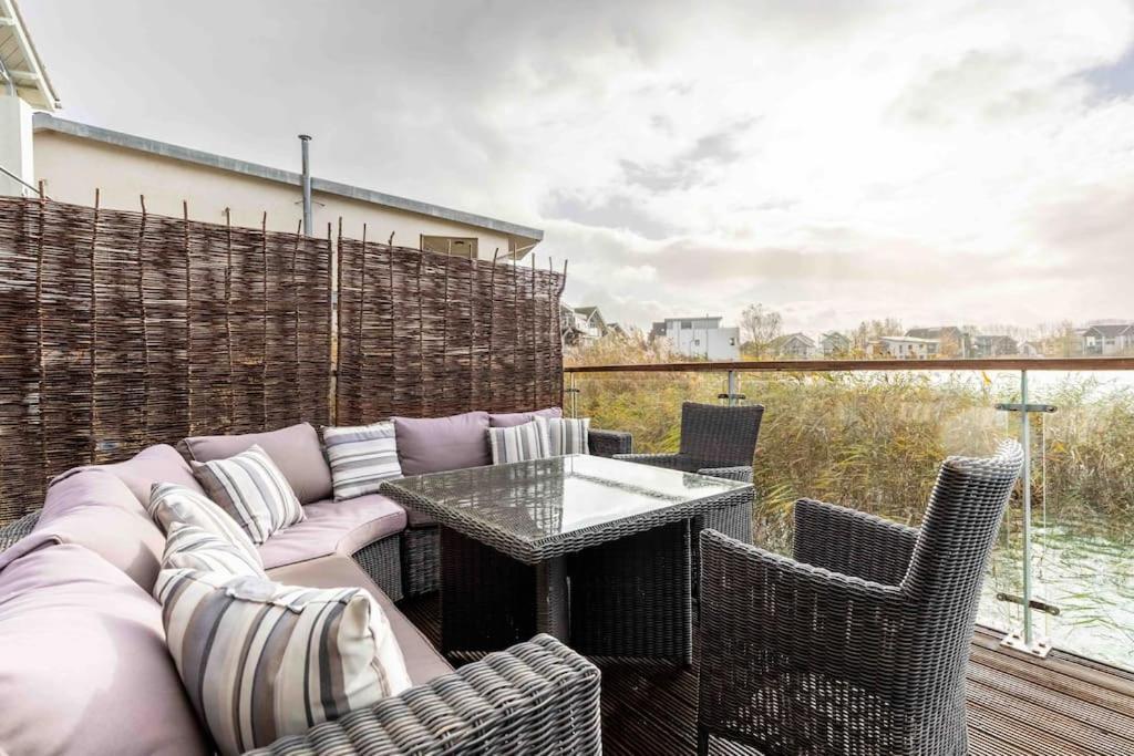 Otters Holt Villa Somerford Keynes Bagian luar foto