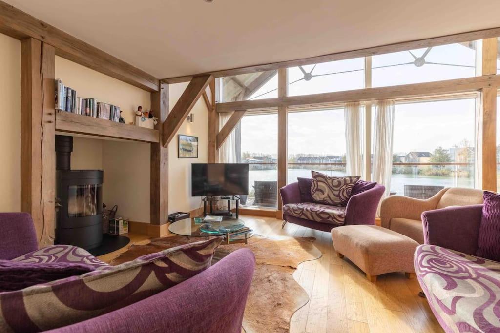Otters Holt Villa Somerford Keynes Bagian luar foto
