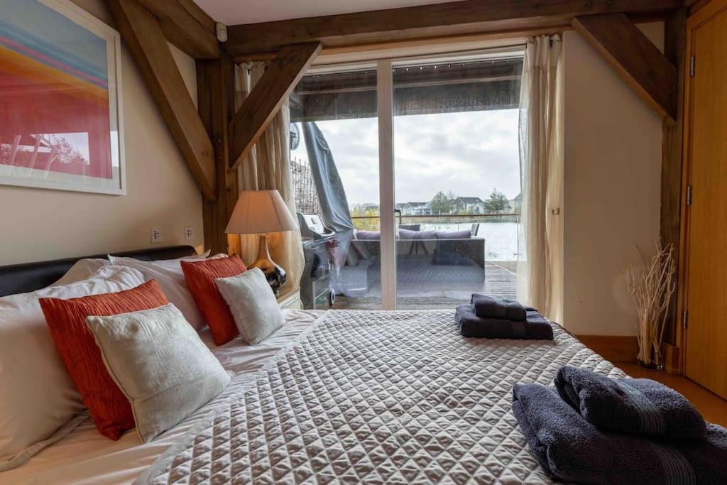 Otters Holt Villa Somerford Keynes Bagian luar foto