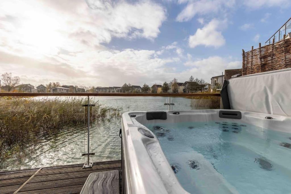 Otters Holt Villa Somerford Keynes Bagian luar foto