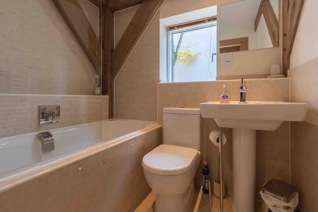 Otters Holt Villa Somerford Keynes Bagian luar foto