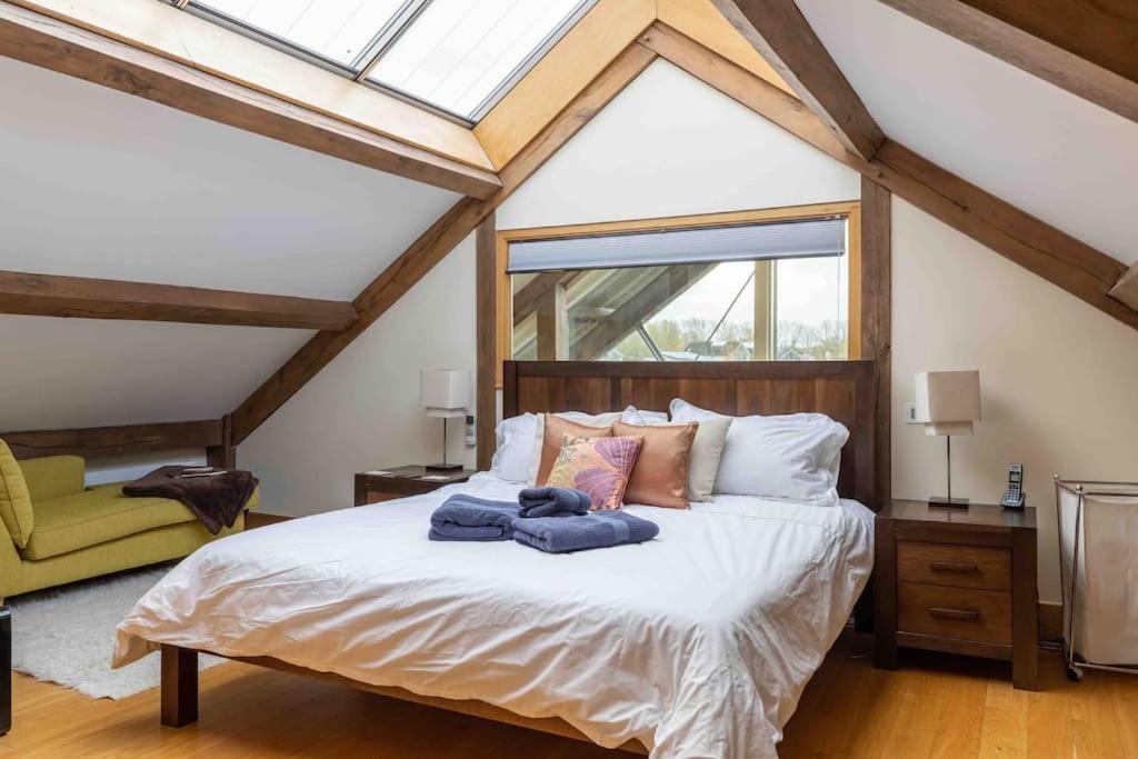 Otters Holt Villa Somerford Keynes Bagian luar foto