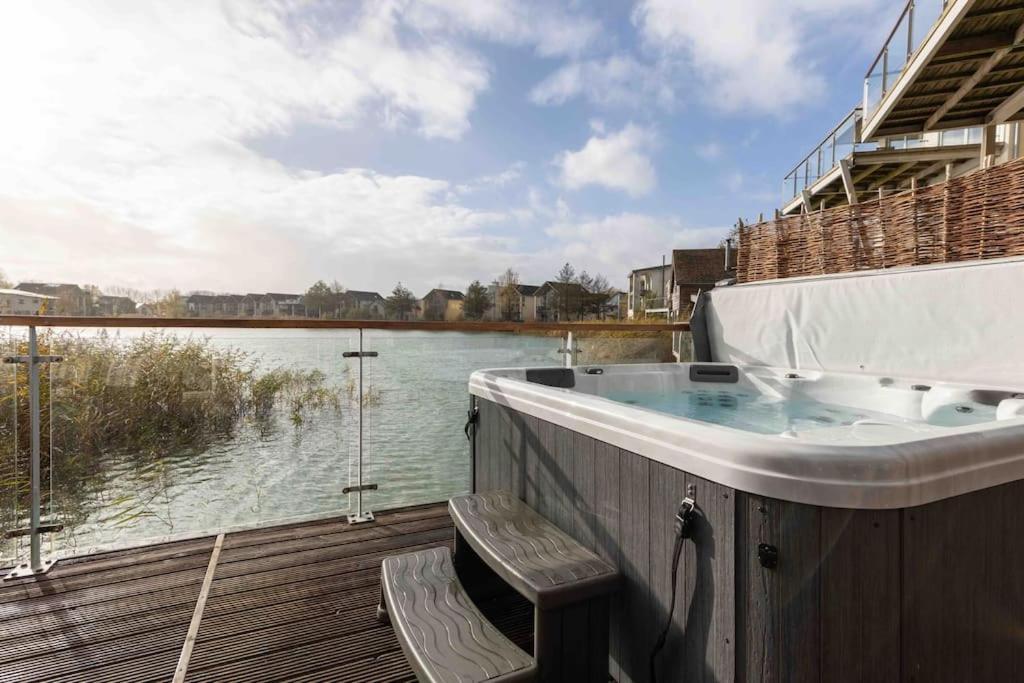 Otters Holt Villa Somerford Keynes Bagian luar foto